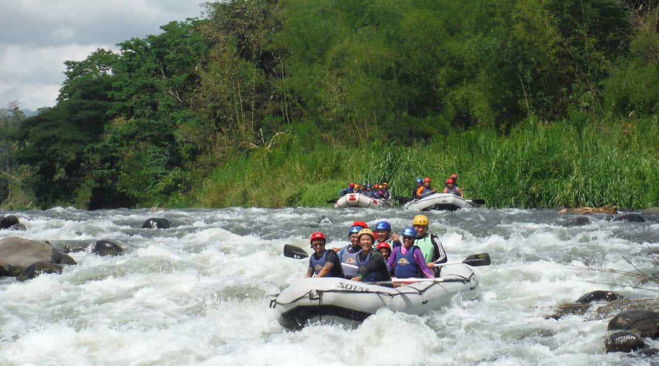 Chèo thuyền trên sông Cagayan de Oro